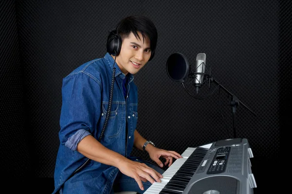 Joven Hombre Asiático Con Auriculares Tocando Teclado Eléctrico Frente Las — Foto de Stock