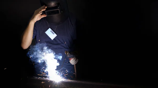 Trabajador Industria Del Metal Con Una Etiqueta Cuello Personal Soldadura — Foto de Stock