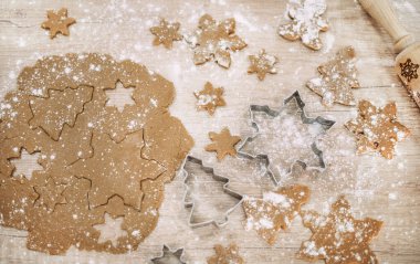 Yumuşak odaklı hamur un ve keski ile ahşap bir masada yatıyor.