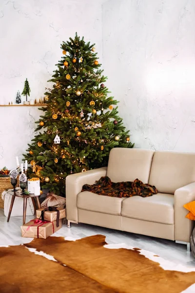 Interior Casa Navidad Con Sofá Decorado Con Árbol Navidad Sofá —  Fotos de Stock