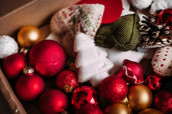 Close Brinquedos Natal Encontram Uma Caixa Bolas Vermelhas Douradas Uma — Fotografia de Stock