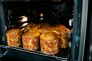 Paskalya pastası kağıdı fırında pişiyor.