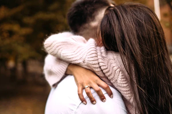 Una mujer abraza a su amado hombre muy fuerte en el parque en el bosque de otoño. Otoño, amor, relación, perdida — Foto de Stock