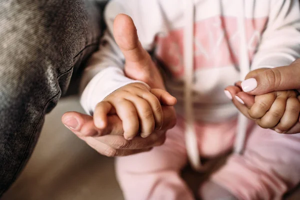 Linda foto de las manos de una niña y sus padres. Primer plano. Familia, apoyo — Foto de Stock