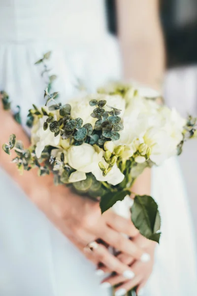 Κοντινό Πλάνο Ενός Όμορφου Γαμήλιου Κίτρινου Φωτεινού Μπουκέτου Στα Χέρια — Φωτογραφία Αρχείου