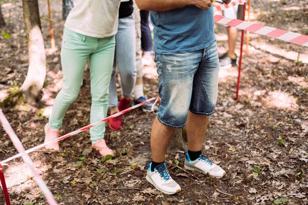 Evento de formação de equipa. As pessoas estão atrás umas das outras e atravessam o labirinto superando obstáculos. — Fotografia de Stock