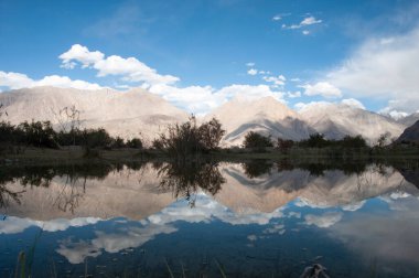 Nubra Vadisi 'ndeki dağların temiz yansıması, Leh, Hindistan