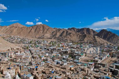 Leh şehir binaları yüksek noktadan, Leh, Ladakh, Hindistan 