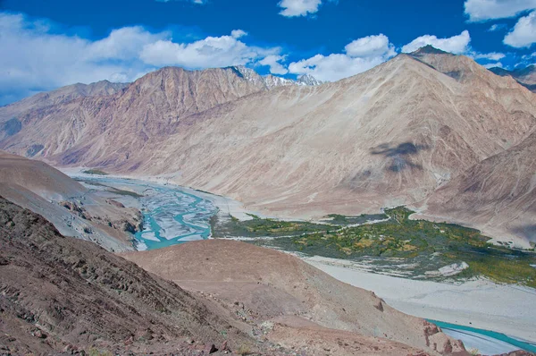 インド ラダック州レ郊外の山を流れるインダス川 — ストック写真