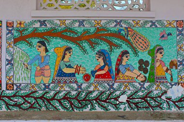 Mithila Üniversitesi, Darbhanga, Bihar, Hindistan 'ın duvarında Madhubani tabloları veya Mithila tabloları. Çoğunlukla insanları tasvir eder ve onların doğayla, sahnelerle ve antik destanlardaki tanrılarla olan ilişkilerini.