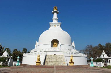Vishwa Shanti Stupa, Barış Pagoda 'sı olarak da bilinir. Stupa, Lord Buddha 'nın dört altın heykelinden oluşur. Her biri kendi doğum dönemini, aydınlanmayı, vaazları ve ölümü temsil eder. Vaishali, Bihar, Hindistan