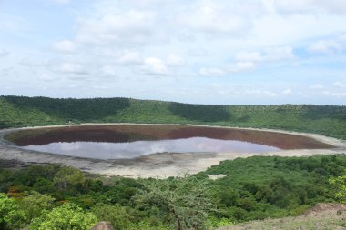 Lonar Gölü ya da Lonar Krateri National Geo Heritage anıtı. Lonar, Buldhana, Maharashtra, Hindistan