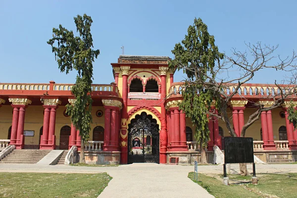 入り口の門だ 1884年から1929年にかけて建設されたナブラハ宮殿 インドのビハール州ラジャガール — ストック写真