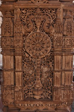 Adalaj Ni Vav (Stepwell) veya Rudabai Stepwell 'in iç görüşü. 1498 'de inşa edilmiş. Beş kat derinliğinde. Adalaj, Gujarat, Hindistan