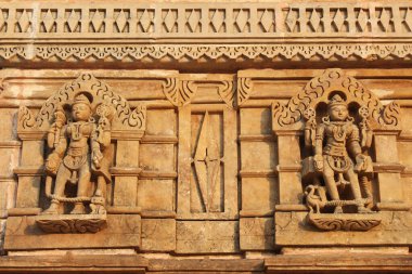 Hindu tanrıları taş heykel sanatı. Shamlaji tapınağı Vishnu ya da Krishna 'ya adanmıştır. Aravali, Gujarat, Hindistan