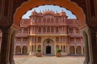 Şehir Sarayının iç manzarası Mahal cephesi, Jaipur, Rajasthan, Hindistan.