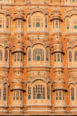 Hawa Mahal 'in pencereleri krallar döneminde serinletici olarak kullanıldı, Jaipur, Rajasthan, Hindistan. 