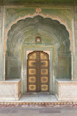 Pitam 'daki Yeşil Kapı Niwa Chowk ile Ganesha Şehir Sarayı, Jaipur, Rajasthan, Hindistan.