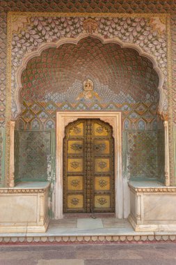 Şehir Sarayı 'nın gül kapısı Tanrıça Devi, Jaipur, Rajasthan, Hindistan' a ithaf edilmiştir..