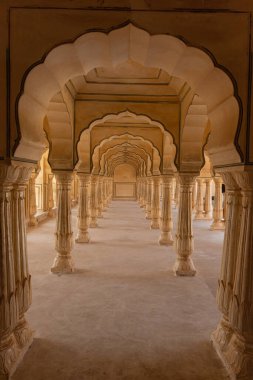 Amer Sarayı, Amber Kalesi, Jaipur, Rajasthan, Hindistan 'daki Ayna Salonu' nda (Sheesh Mahal) kemerli sütunları olan Colonnade Geçidi.,