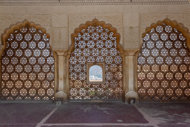 Kibarca oyulmuş Jali taşından ya da kafeslenmiş Sheesh Mahal, Amber Palace, Jaipur, Rajasthan, Hindistan.