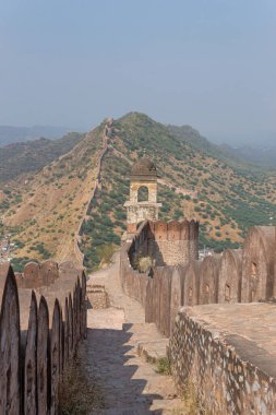 Amber Kalesi 'nin duvarları ve surları olan gözetleme kulesi Jaipur, Rajasthan, Hindistan.