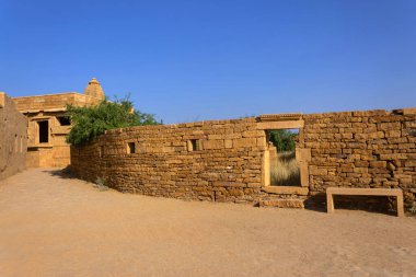 Kuldhara 'nın eski ev ve tapınak manzarası terk edilmiş bir köy, Jaisalmer Rajasthan, Hindistan. 13. yüzyılda kurulmuş ve Paliwal Brahman 'lar tarafından kurulmuş..
