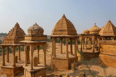 Altın Cenotaphs veya Bada Bagh 'ın Chhatris' i veya kumtaşı bloklarından oyulmuş Barabagh, Jaisalmer, Rajasthan, Hindistan.