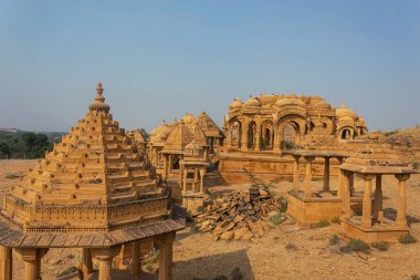 Altın Cenotaphs veya Bada Bagh 'ın Chhatris' i veya kumtaşı bloklarından oyulmuş Barabagh, Jaisalmer, Rajasthan, Hindistan.