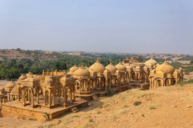 Altın Cenotaphs veya Bada Bagh 'ın Chhatris' i veya kumtaşı bloklarından oyulmuş Barabagh, Jaisalmer, Rajasthan, Hindistan.