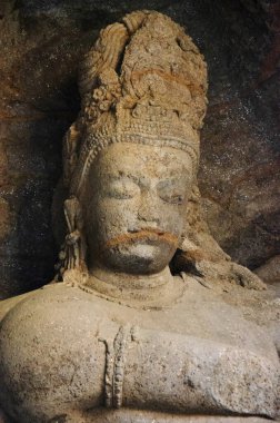 Mağara 1, Fil Mağaraları, Gharapuri Adası, Mumbai, Maharashtra, Hindistan 'da oyulmuş taş heykeli.