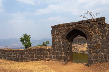 Padmavati göl kapısı Rajgad kalesinin tepesinde, Pune, Maharashtra, Hindistan.
