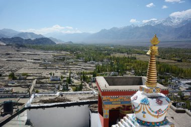 Diskit Manastırı 'ndan Diskit Gompa veya Diskit Gompa olarak da bilinen manzara, Hindistan' ın en eski ve en büyük Budist manastırı, Nubra vadisi, Jammu ve Kashmir 'dir.