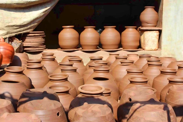 Pots drying at Kumbharwada, Mumbai. Spread across 22-acres, it one of the largest community of potters in Mumbai using traditional and indigenous methods — Stock Photo, Image