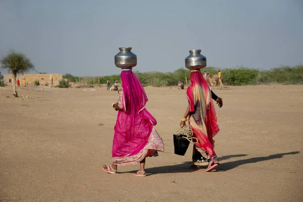 Dos Mujeres Llevando Agua Recipientes Acero Cabeza Desierto Khuri Rajastán — Foto de Stock