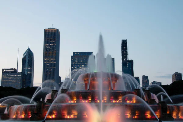 白金汉喷泉在夜间被点燃 美国格兰特公园中心的芝加哥地标 — 图库照片