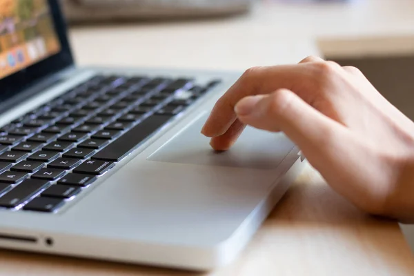 Young Man Hand Using Trackpad Laptop — Stock Photo, Image