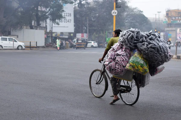 Entrega Hombre Una Bicicleta Sobrecargada Con Paquetes Espera Semáforo Cerca — Foto de Stock
