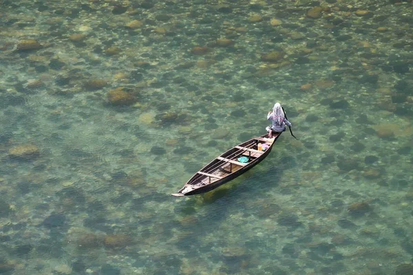 Ψάρεμα Διάφανα Νερά Του Ποταμού Dawki Στη Meghalaya Ινδία Ποταμός — Φωτογραφία Αρχείου