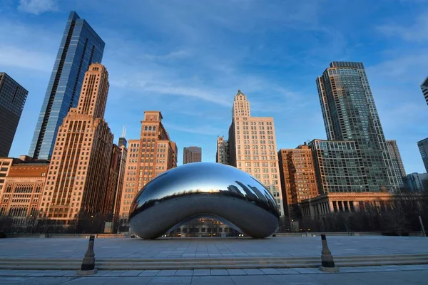 Bean Cloud Gate Bean Cloud Gate 是美国伊利诺斯州芝加哥千禧年公园的一座公共雕塑 由印度出生的英国艺术家Anish Kapoor爵士设计 Bean的反射面受到液态汞的启发 — 图库照片