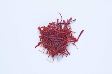 Saffron ya da Kesar baharatı çiçeğin içinde yetişen ipliklerden, Crocus sativus, Satara, Maharashtra Hindistan