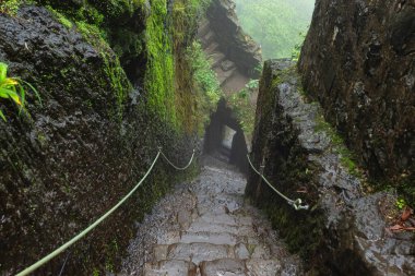 Yağmur sırasında kalenin giriş kapısının üst görüntüsü, Tikona Kalesi, Pune, Maharashtra, Hindistan.
