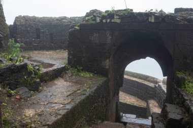Yağmur sırasında kalenin en üst giriş kapısı, Tikona Kalesi, Pune, Maharashtra, Hindistan.