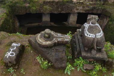 Lord Shiva ve Nandi putları kalenin tepesinde, Tikona Kalesi, Pune, Maharashtra, Hindistan.