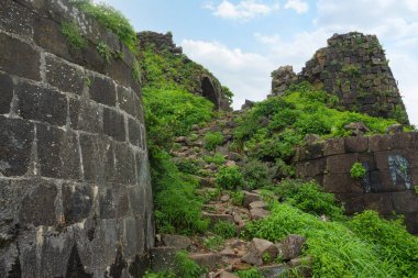 Harabelerdeki Dhodap kalesinin dış duvarı, Nashik, Maharashtra, Hindistan.