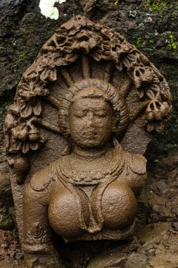 Tirthankar Adinath Jain mağaralarının eski yıkılmış heykelleri, Tringalwadi kalesi, Nashik, Maharashtra, Hindistan.