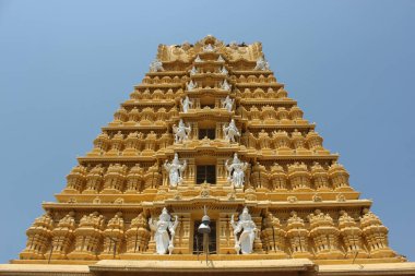 Chamundi Tepeleri 'nin tepesindeki Chamundeshwari Tapınağı Mysore, Karnataka, Hindistan. Chamundi, Shakti 'nin vahşi halidir..