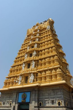 Chamundi Tepeleri 'nin tepesindeki Chamundeshwari Tapınağı Mysore, Karnataka, Hindistan. Chamundi, Shakti 'nin vahşi halidir..