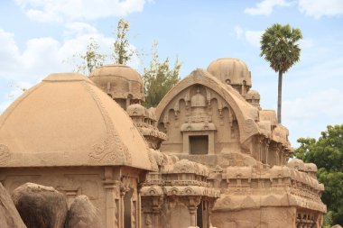 Shore Temple Mahabalipuram, Tamil Nadu, Hindistan 'daki farklı yapıların tepeleri.
