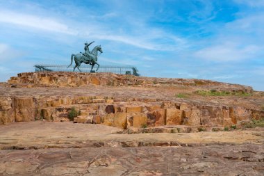 Rao Jodha Heykeli dağın tepesinde, Jodhpur, Rajasthan, Hindistan. 1459 'da Jodhpur' un kurucusu. Ashtadhatu 'dan yapılmış sekiz metalden oluşan bir heykel..